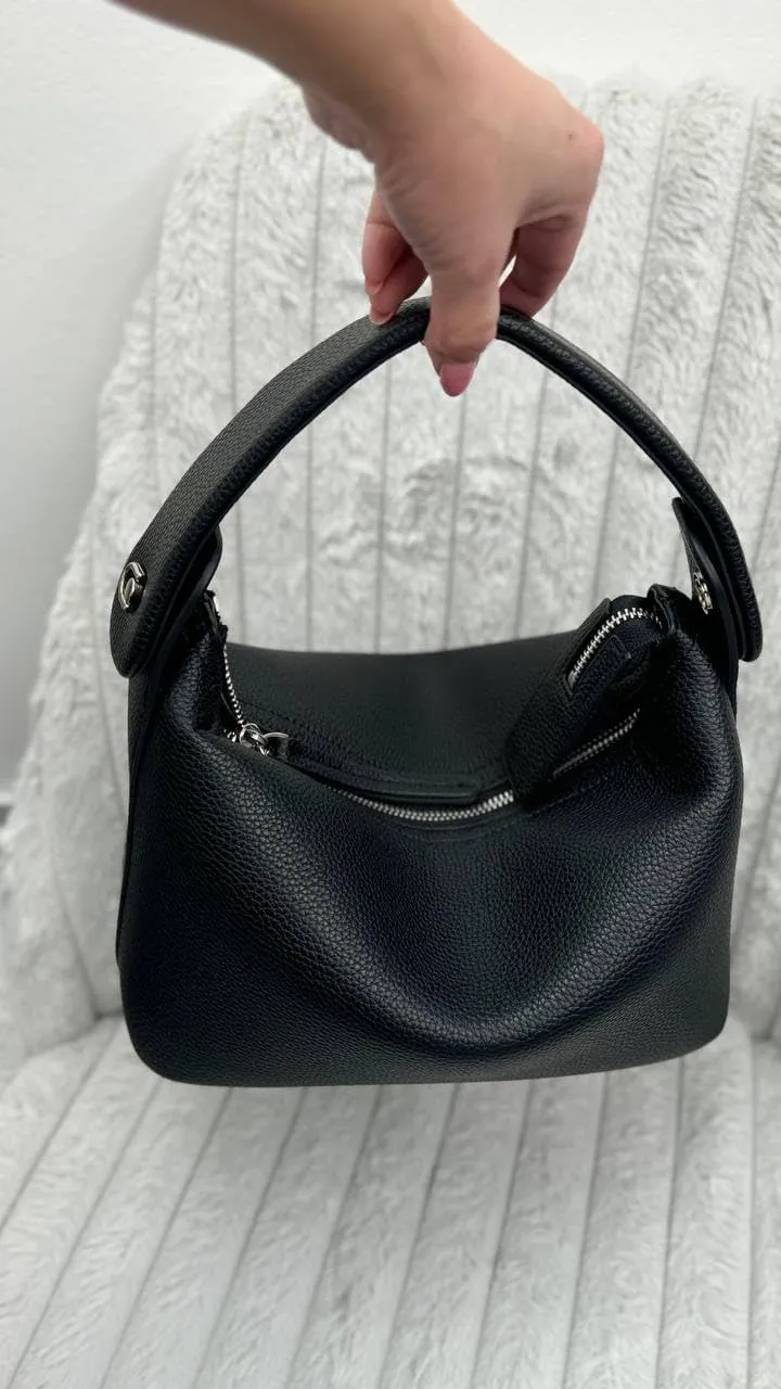 Elegant Italian Leather Handbag  Timeless Sophistication