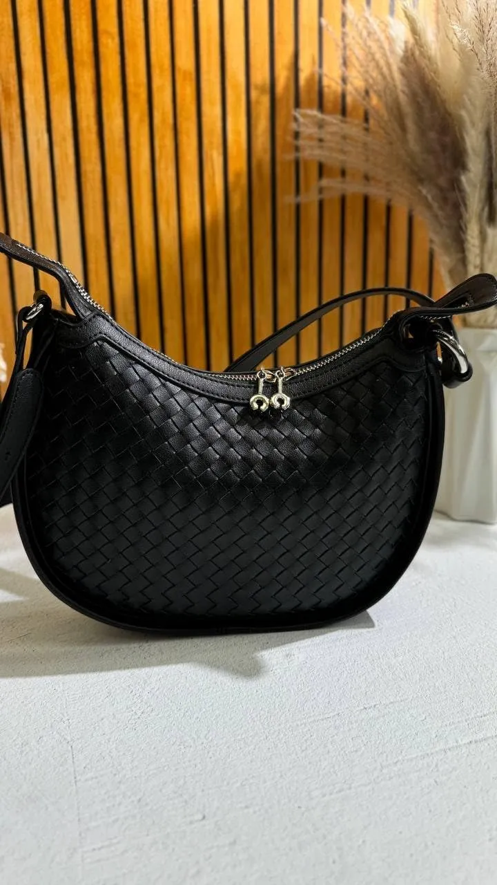 Hobo Bag Eleganza  Chic and Versatility in One Accessory