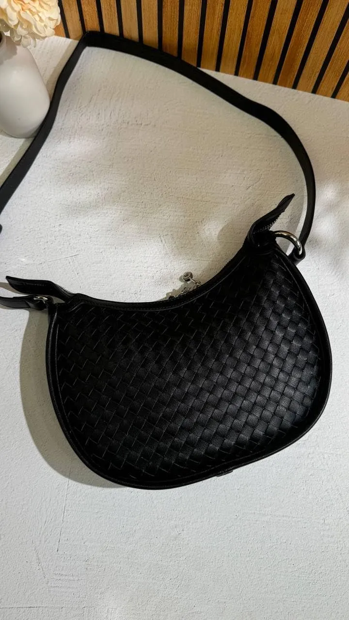 Hobo Bag Eleganza  Chic and Versatility in One Accessory